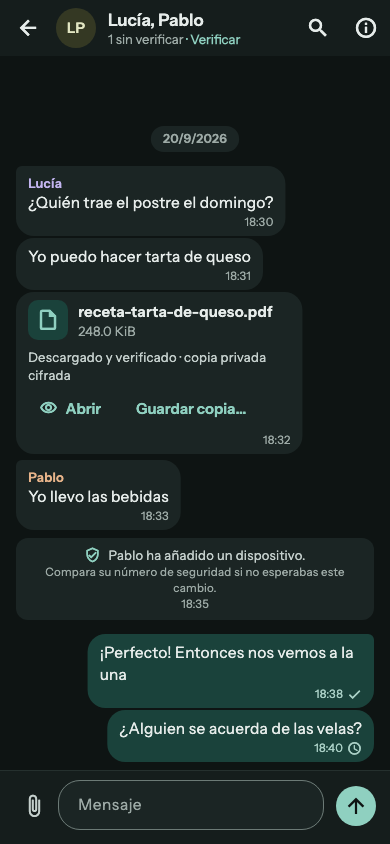 Conversación de grupo en un móvil, tema oscuro